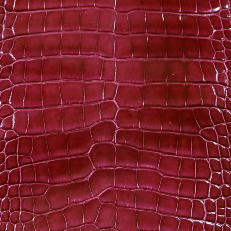 Pelle di alligatore della Louisiana lucido, colore rubino: una delle pelli dell'atelier Casati Milano