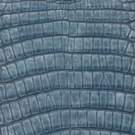 Pelle di alligatore della Louisiana opaco, colore azzurro polvere: una delle pelli dell'atelier Casati Milano