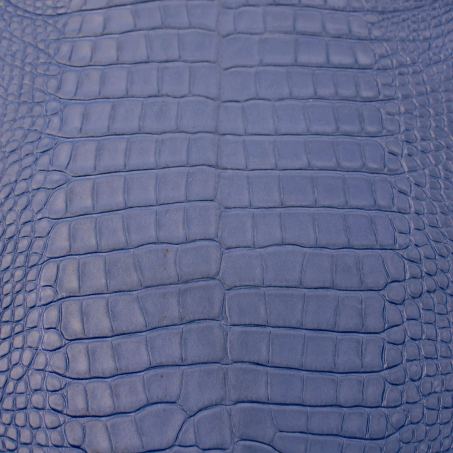 Pelle di alligatore della Louisiana opaco, colore blu pervinca: una delle pelli dell'atelier Casati Milano