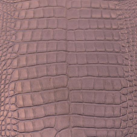 Pelle di alligatore della Louisiana opaco, colore malva: una delle pelli dell'atelier Casati Milano