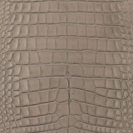 Pelle di alligatore della Louisiana opaco, colore tortora: una delle pelli dell'atelier Casati Milano
