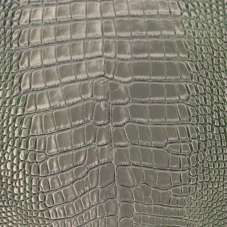 Pelle di alligatore della Louisiana opaco, colore verde oliva: una delle pelli dell'atelier Casati Milano