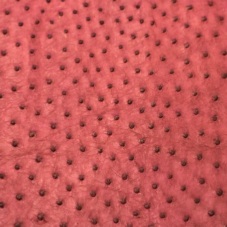 Pelle di struzzo, colore corallo: una delle pelli dell'atelier Casati Milano