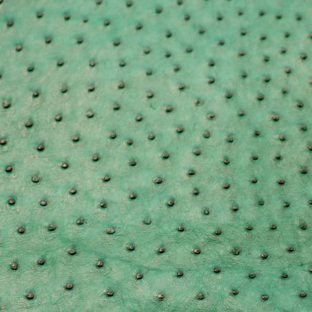 Pelle di struzzo, colore verde acqua: una delle pelli dell'atelier Casati Milano