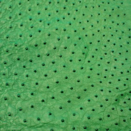 Pelle di struzzo, colore verde prato: una delle pelli dell'atelier Casati Milano